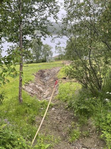 Forlengelse av grøft, utgraving til større parkering, samt oppussing av gårdsplass med knust asfalt.