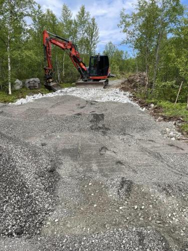 utbedring av hyttevei, opparbeidelse av parkering og utgravd klart til hyttetomt.