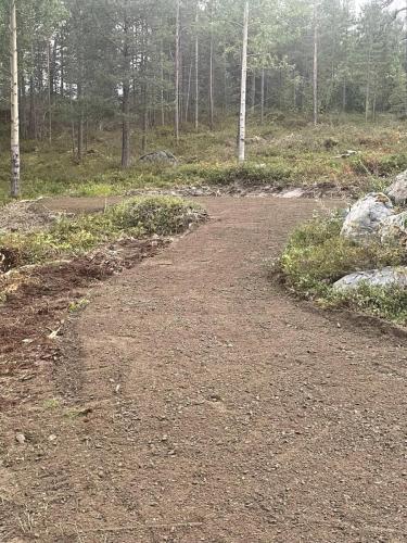 Garasjetomt, grillplass, lekeplass og oppgrusing av gårdsplass